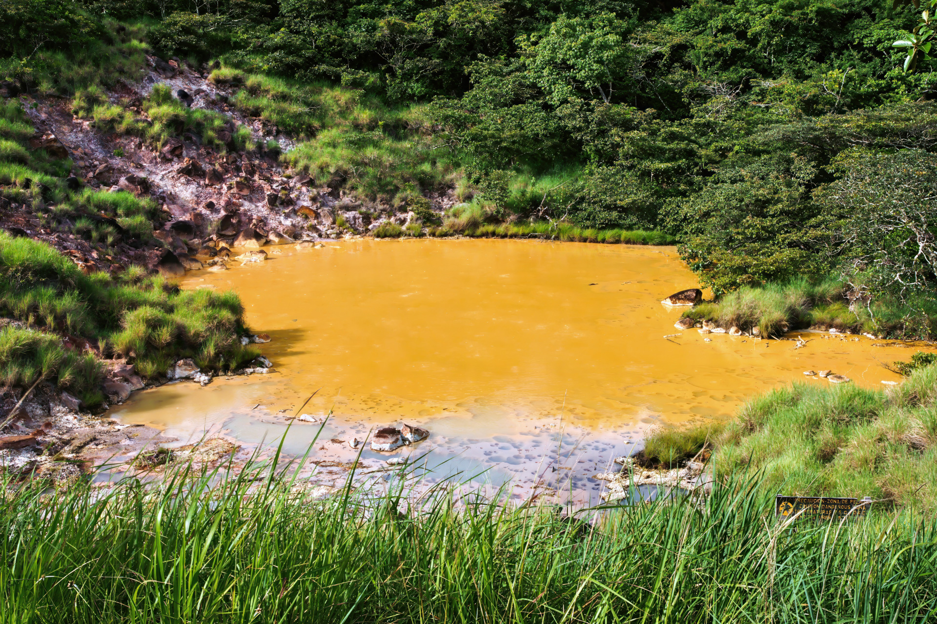 Vulkanischer Schwefelsee